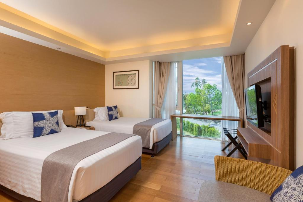 Splash Beach Resort Phuket 5*
