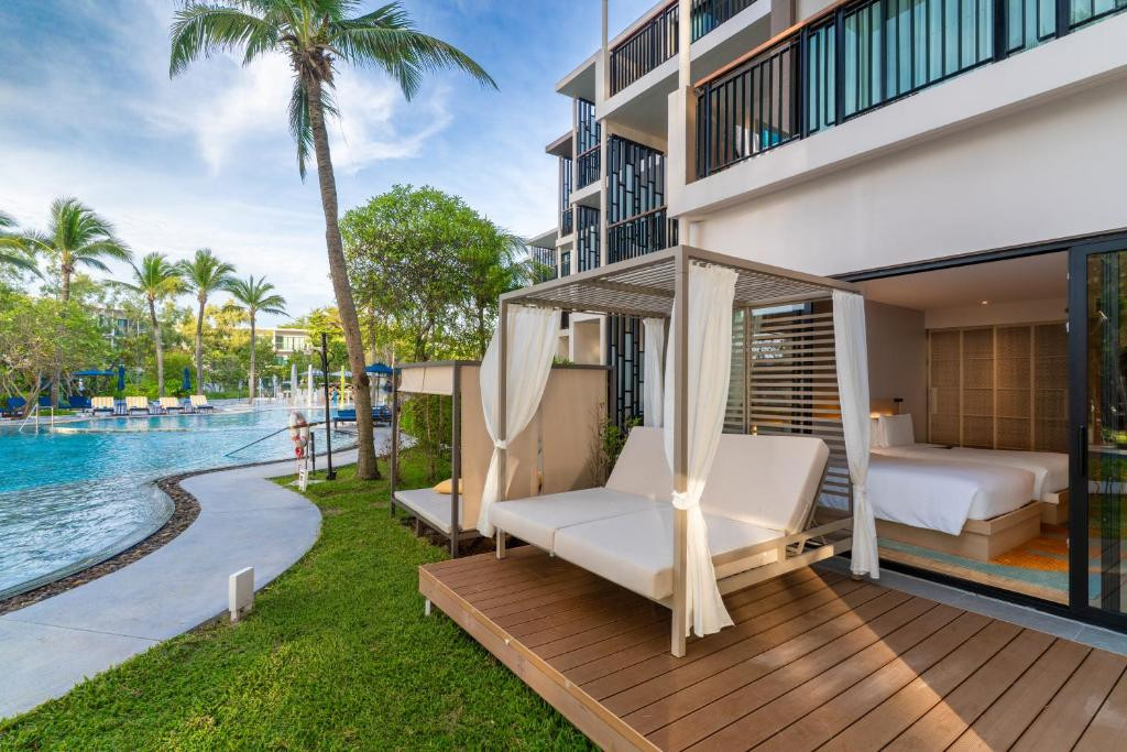 Le Meridien Phuket Mai Khao Beach Resort 5*