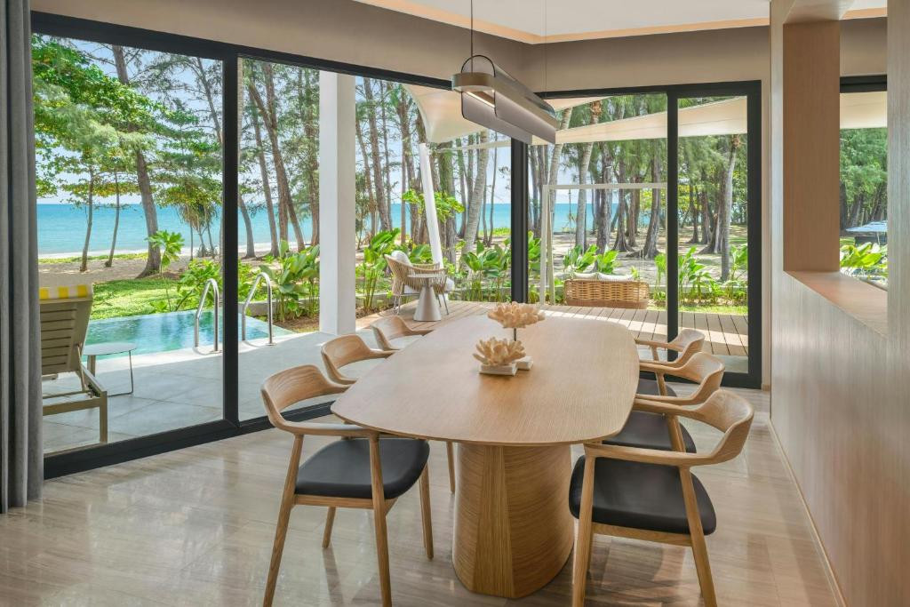 Le Meridien Phuket Mai Khao Beach Resort 5*