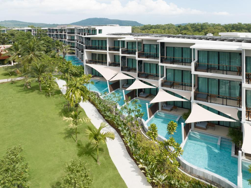 Le Meridien Phuket Mai Khao Beach Resort 5*
