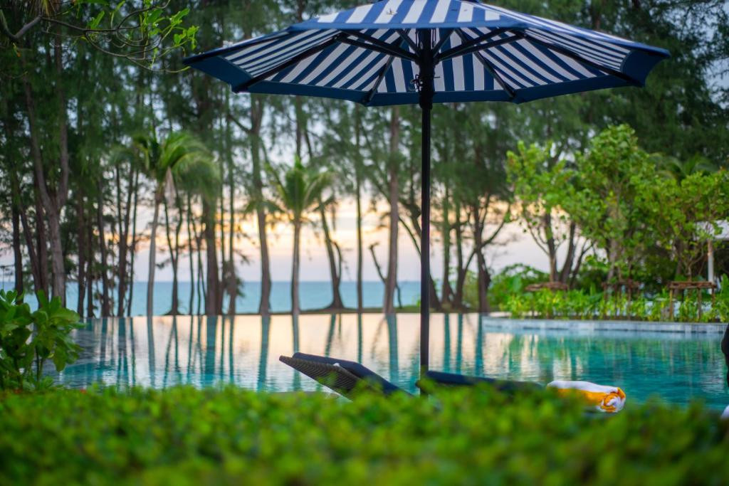Le Meridien Phuket Mai Khao Beach Resort 5*