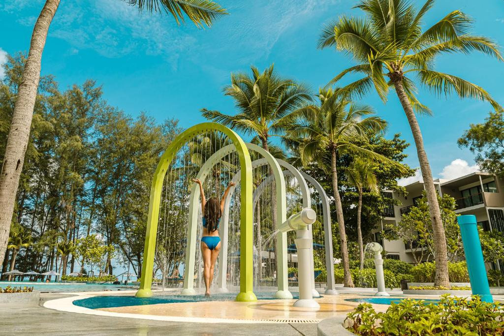 Le Meridien Phuket Mai Khao Beach Resort 5*
