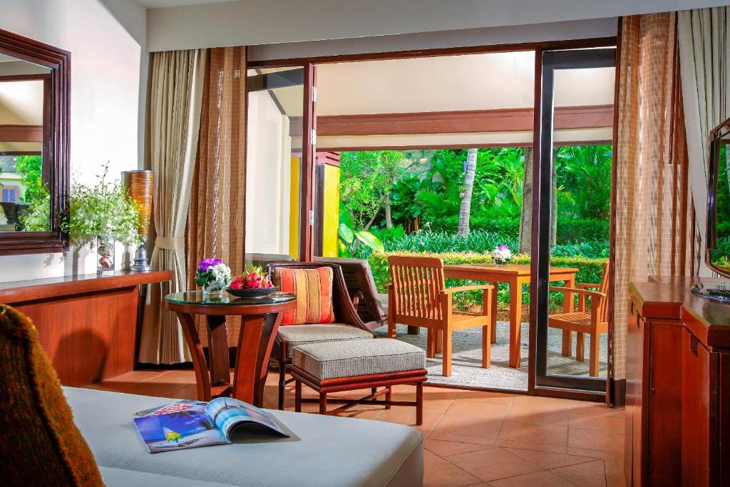Paradox Resort Phuket (Ex. Movenpick Resort & Spa Karon Beach) 5*