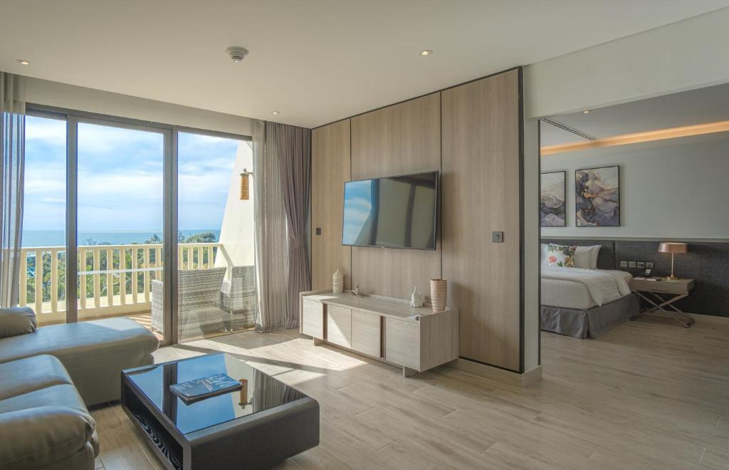 Paradox Resort Phuket (Ex. Movenpick Resort & Spa Karon Beach) 5*