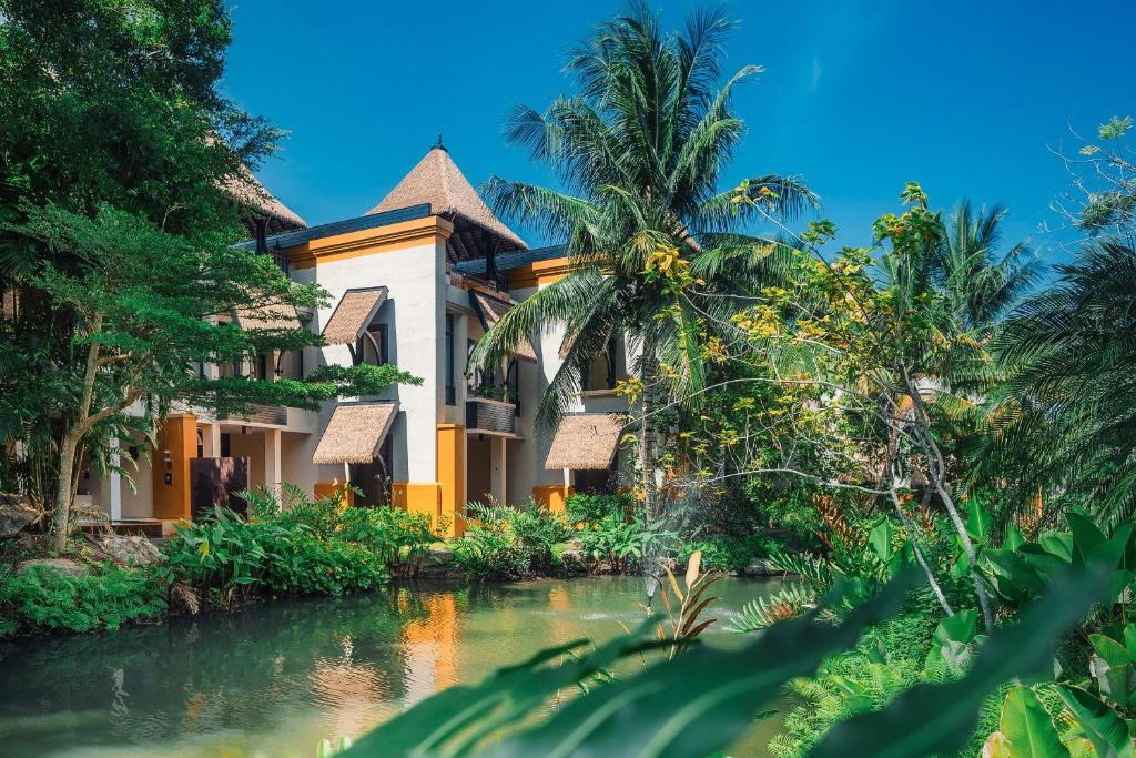 Paradox Resort Phuket (Ex. Movenpick Resort & Spa Karon Beach) 5*