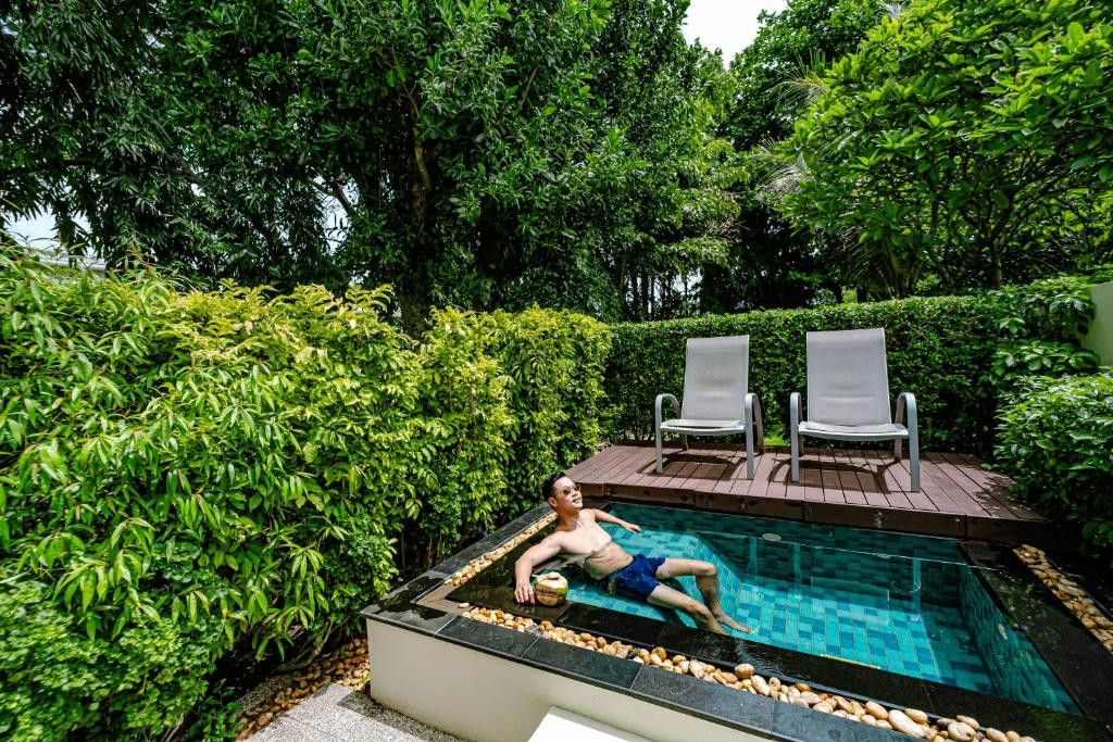 Paradox Resort Phuket (Ex. Movenpick Resort & Spa Karon Beach) 5*