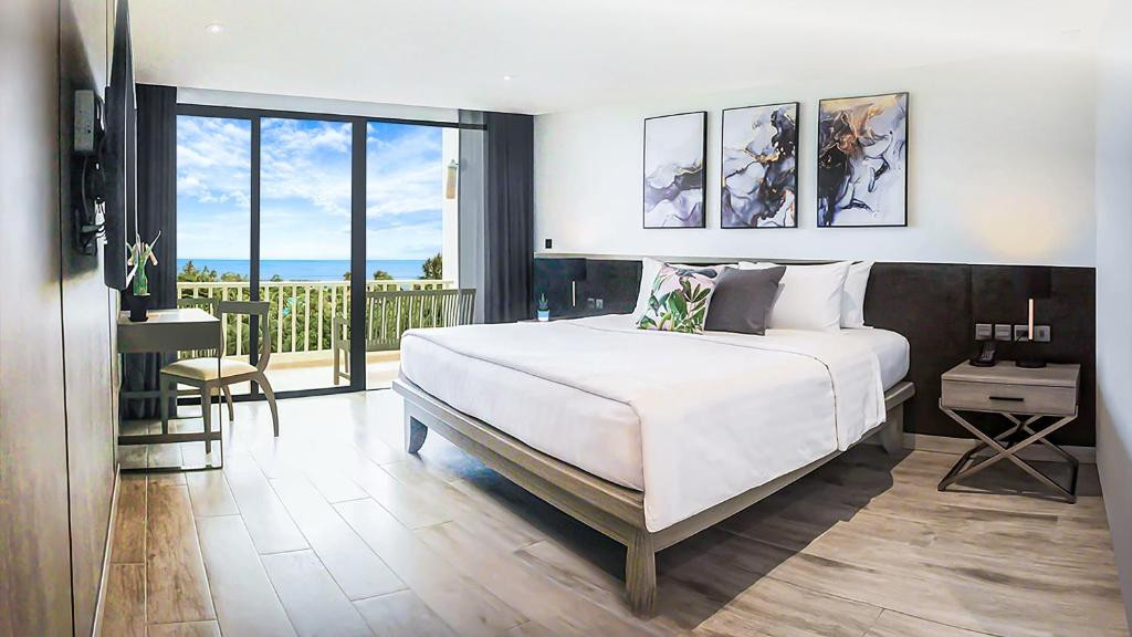Paradox Resort Phuket (Ex. Movenpick Resort & Spa Karon Beach) 5*