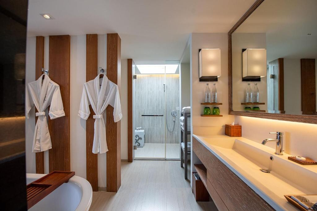 The Nai Harn (Ex. Puravarna The Royal Phuket Yacht Club) 5*