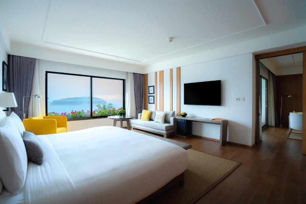 The Nai Harn (Ex. Puravarna The Royal Phuket Yacht Club) 5*