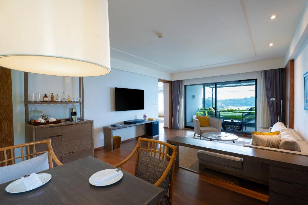 The Nai Harn (Ex. Puravarna The Royal Phuket Yacht Club) 5*