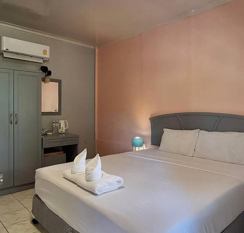 Golden Sand Inn Phuket 2*