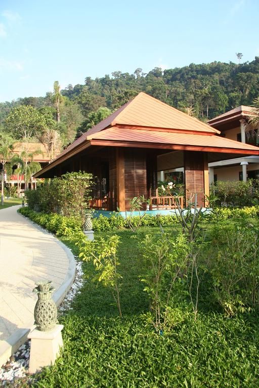 Khaolak Bay Front Resort 4*