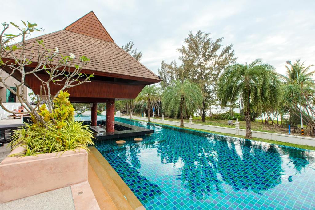 Maikhao Palm Beach Resort 4*