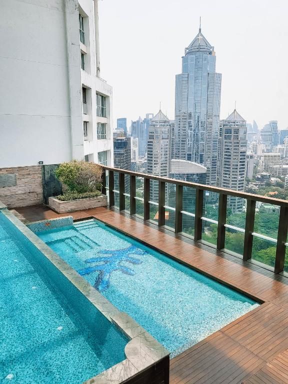 Urbana Langsuan 5*