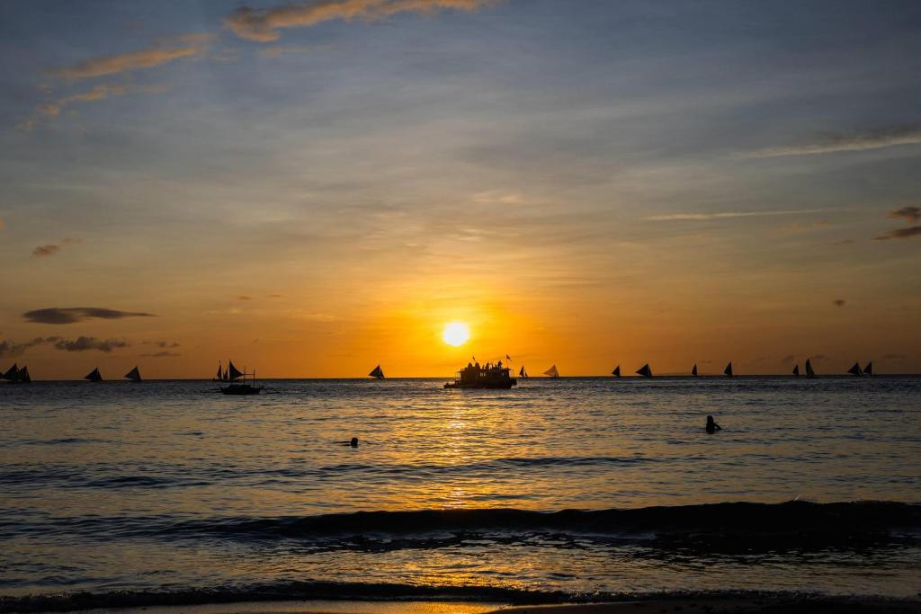 Microtel Boracay 4*