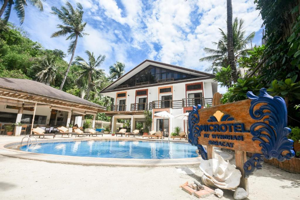 Microtel Boracay 4*