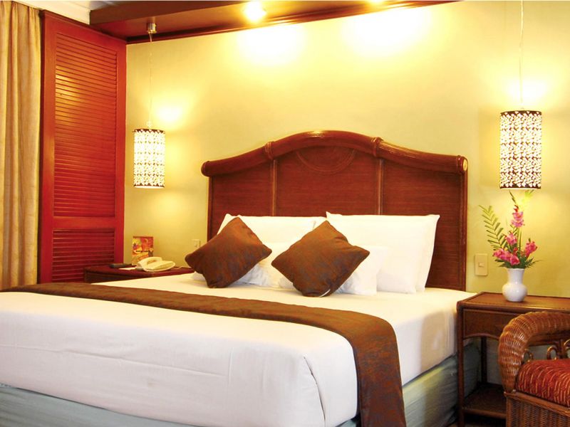 Waterfront Airport Hotel & Casino 4*