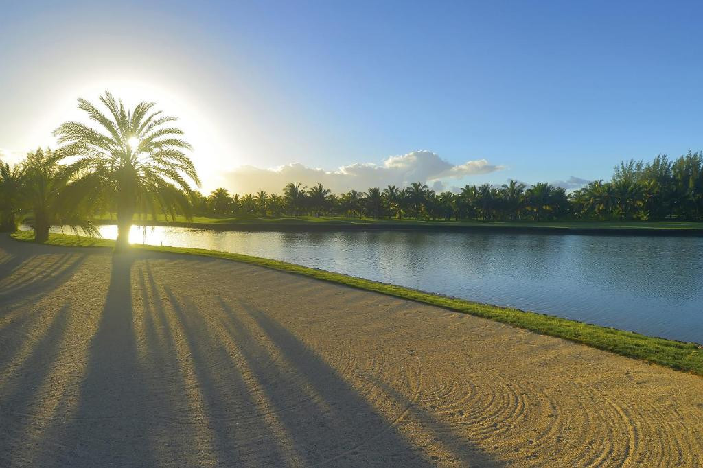 Paradis Beachcomber Golf Resort & Spa 5*