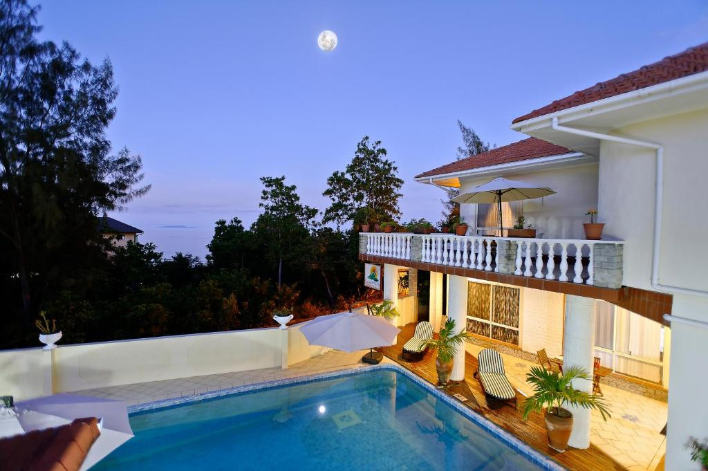 Carana Hilltop Villa 4*