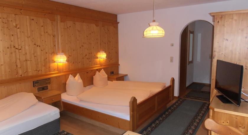 Haus Dorfplatz Galtuer 3*