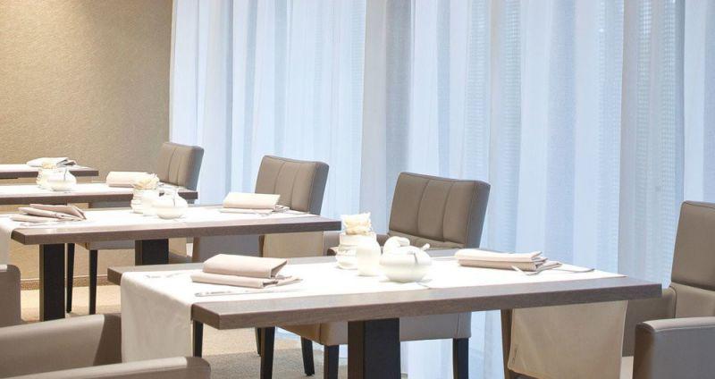 Radisson Blu Park Royal Palace (Ex. Austria Trend Park Royal Palace) 4*