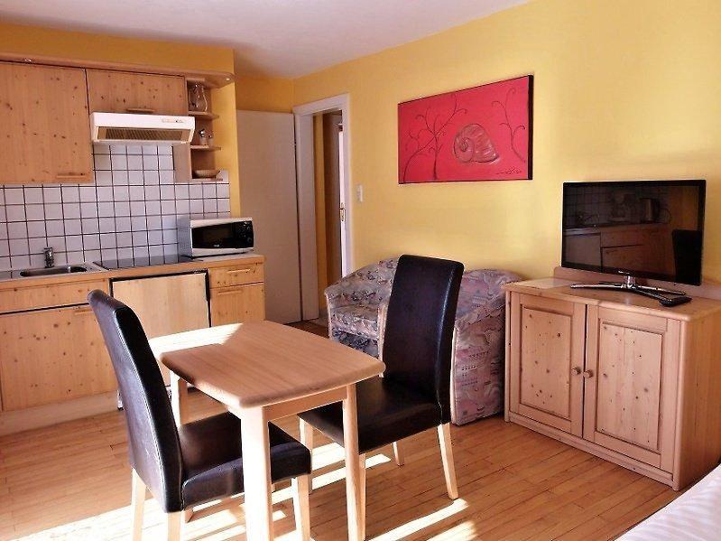 Stefanie Apt 2*