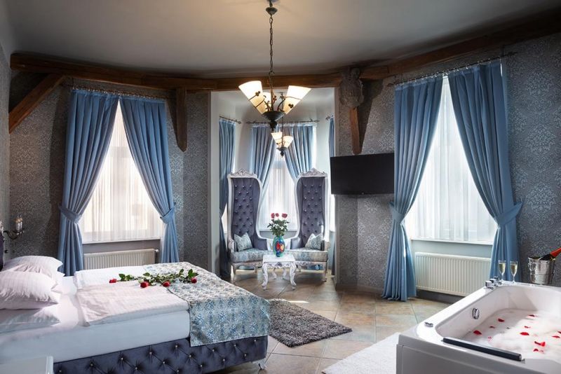 Urania Hotel 3*