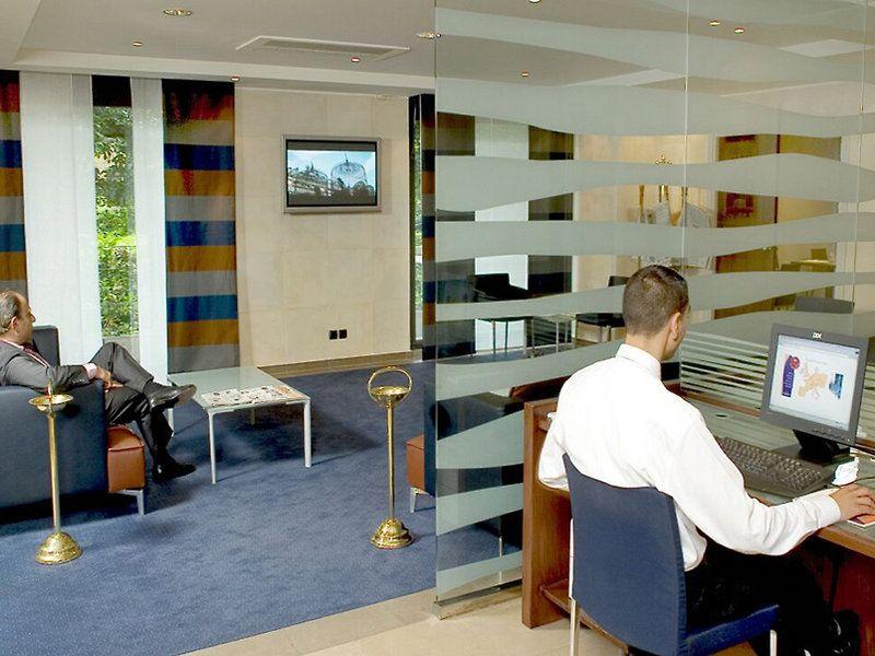 Citadines Paris La Defense 3*