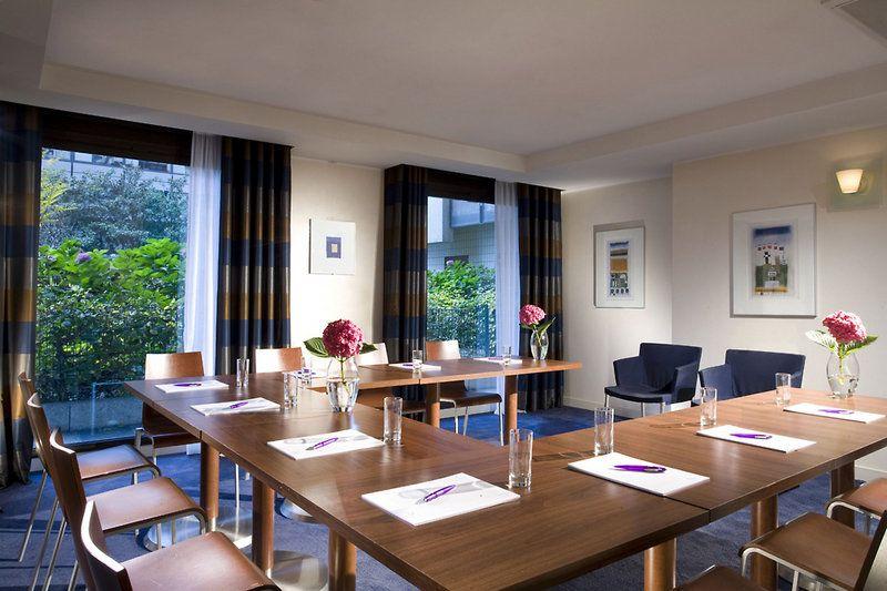 Citadines Paris La Defense 3*