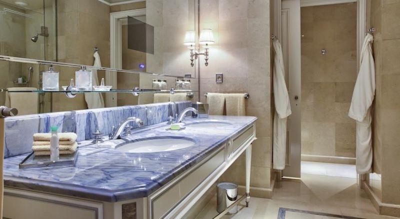 Four Seasons Hotel George V 5*