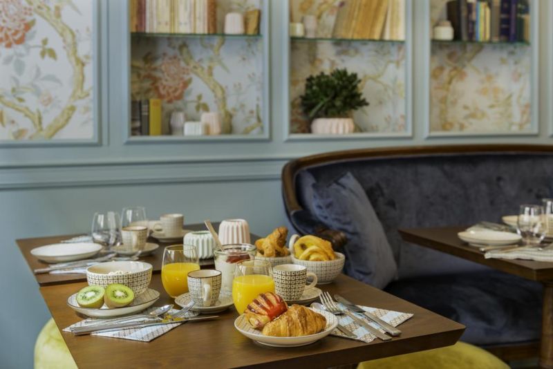 Hotel De Neuve 3*