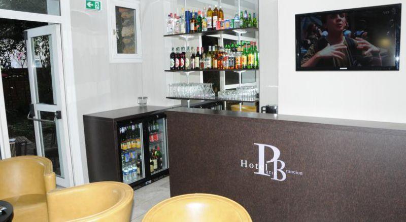 Le Patio Brancion 2*