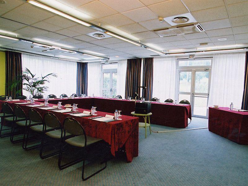 Quality Hotel Golf Rosny Sous Bois 3*