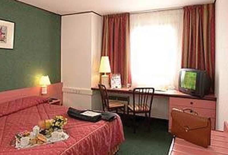 Quality Hotel Golf Rosny Sous Bois 3*