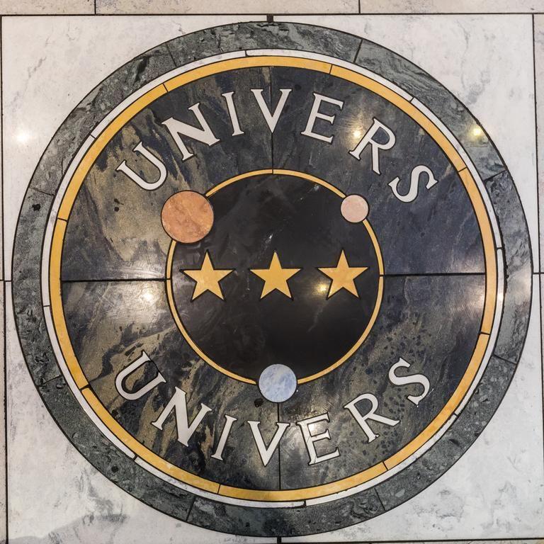Univers 3*