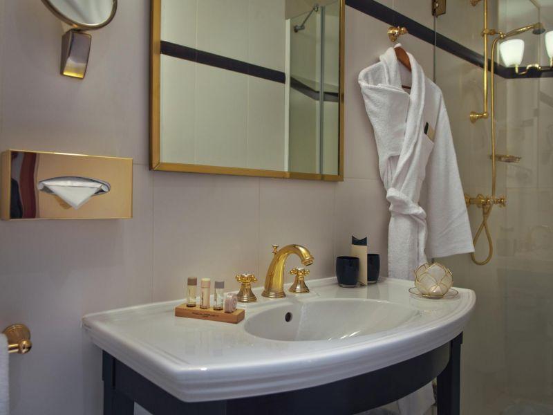 Waldorf Trocadero 4*