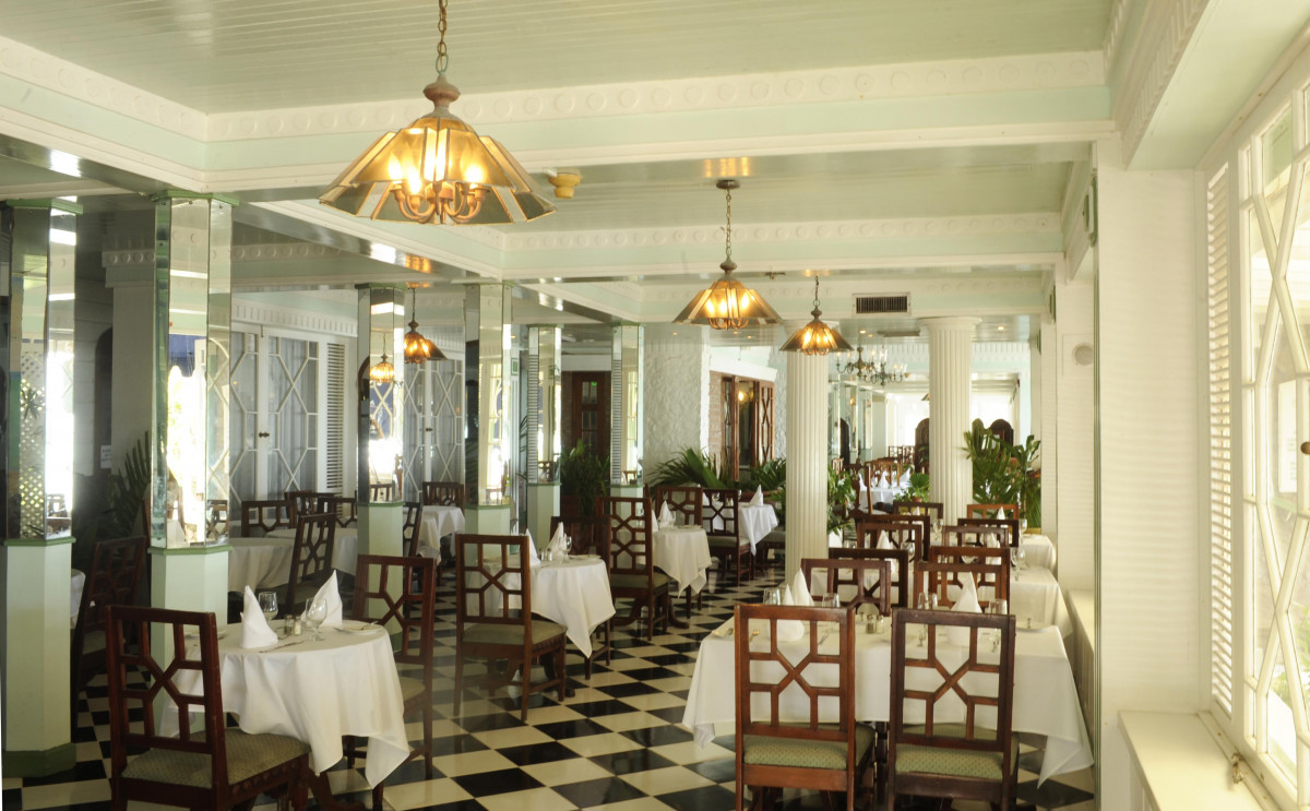 Shaw Park Beach Hotel & Suites 3*