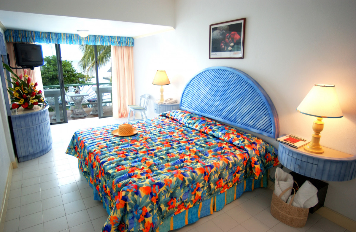 Shaw Park Beach Hotel & Suites 3*