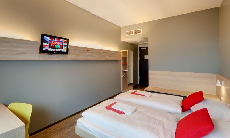 Meininger Hotel Berlin Airport 3*