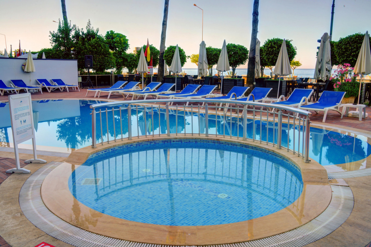 Parador Beach Hotel 4*