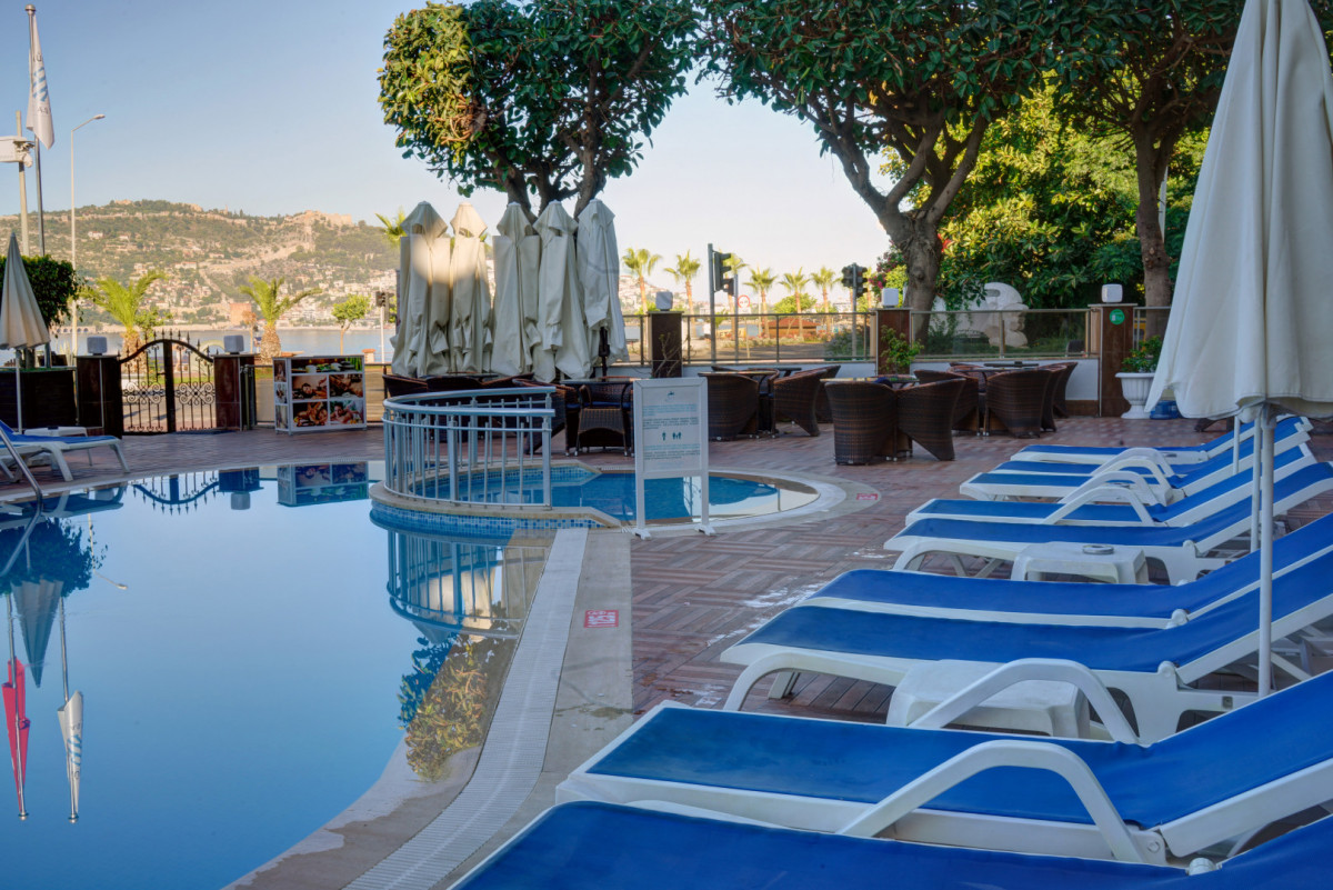 Parador Beach Hotel 4*