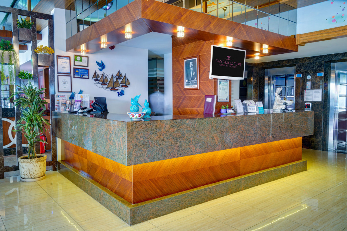 Parador Beach Hotel 4*