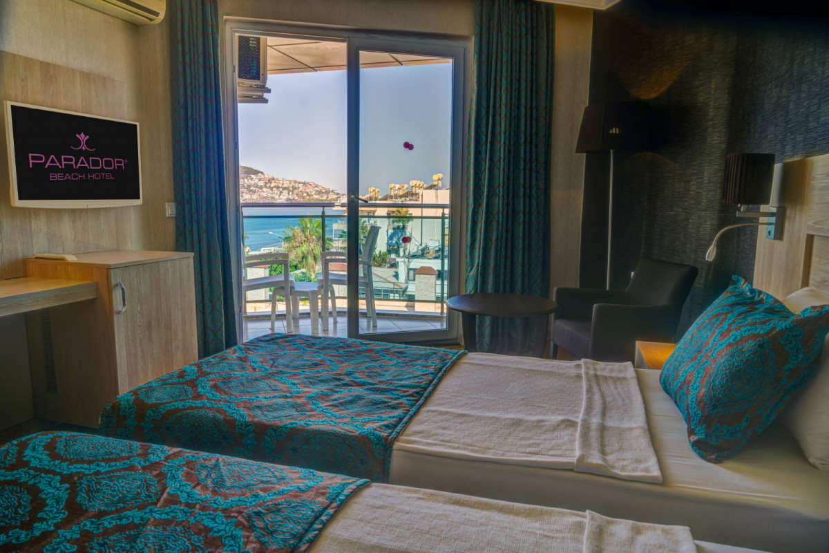 Parador Beach Hotel 4*