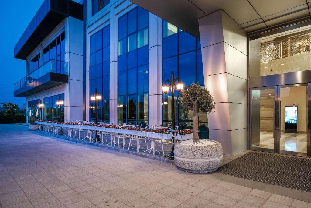 Clarion Hotel Istanbul Mahmutbey 5*