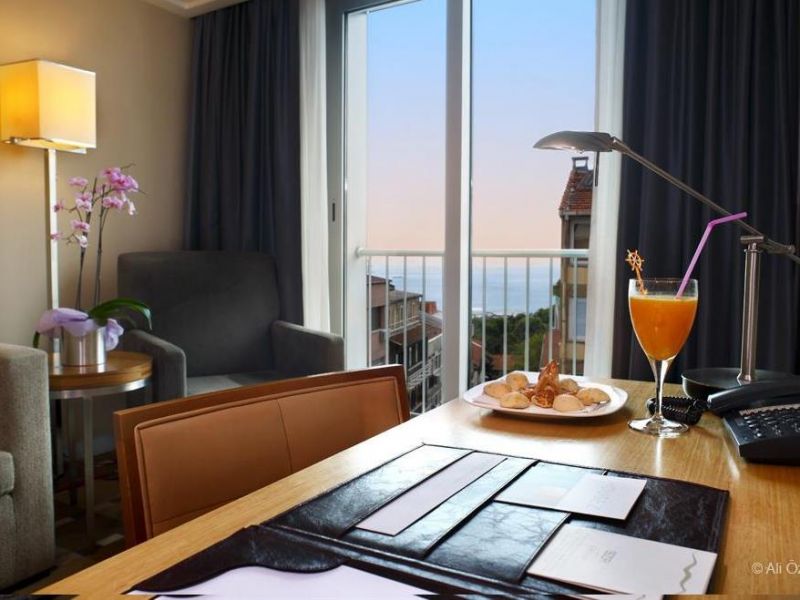 Housez Suites & Apartments 4*