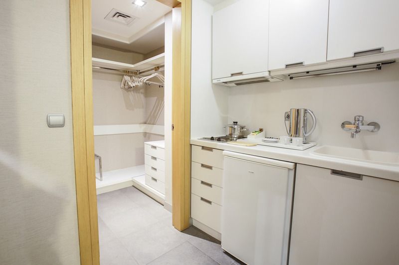 Housez Suites & Apartments 4*