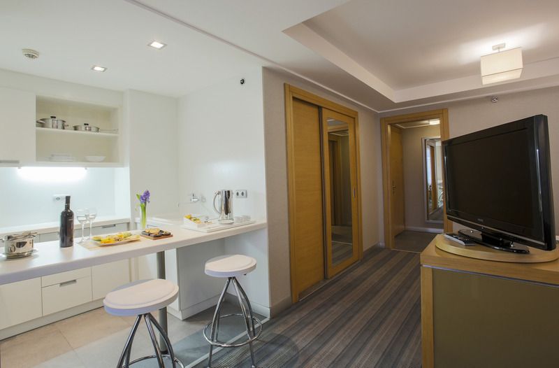 Housez Suites & Apartments 4*