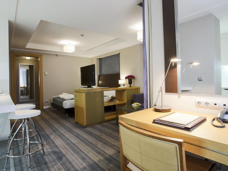 Housez Suites & Apartments 4*