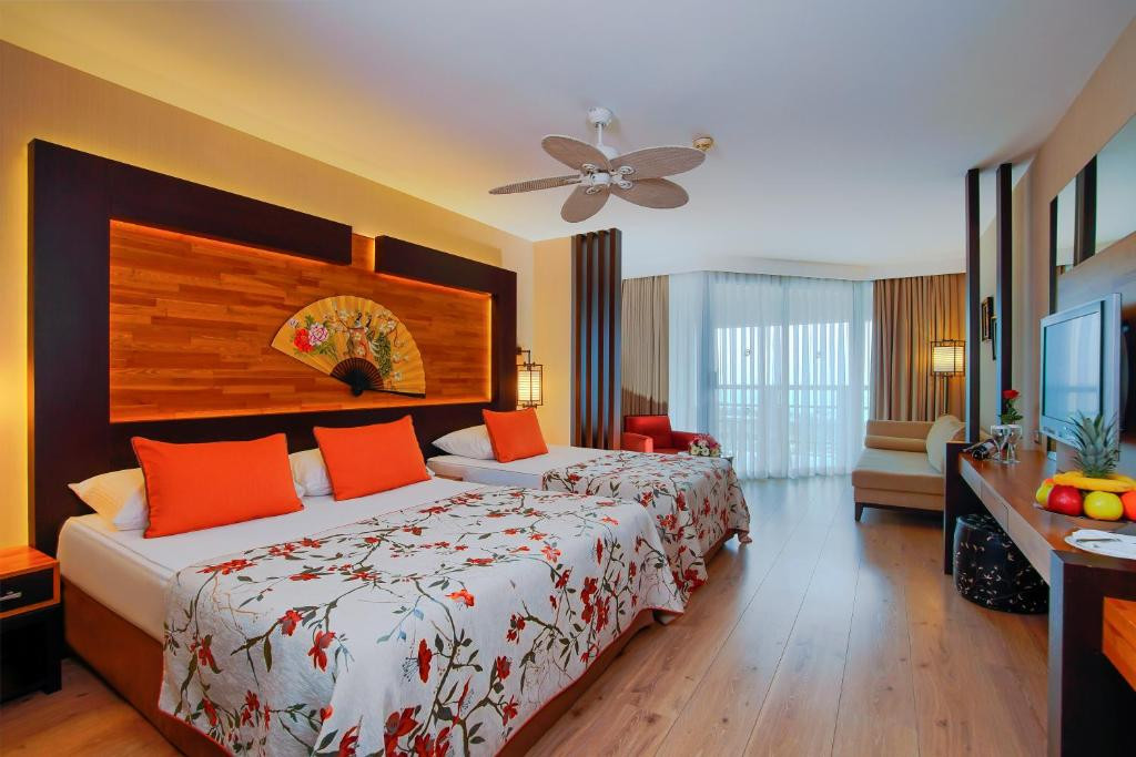 Limak Lara De Luxe Hotel & Resort 5*