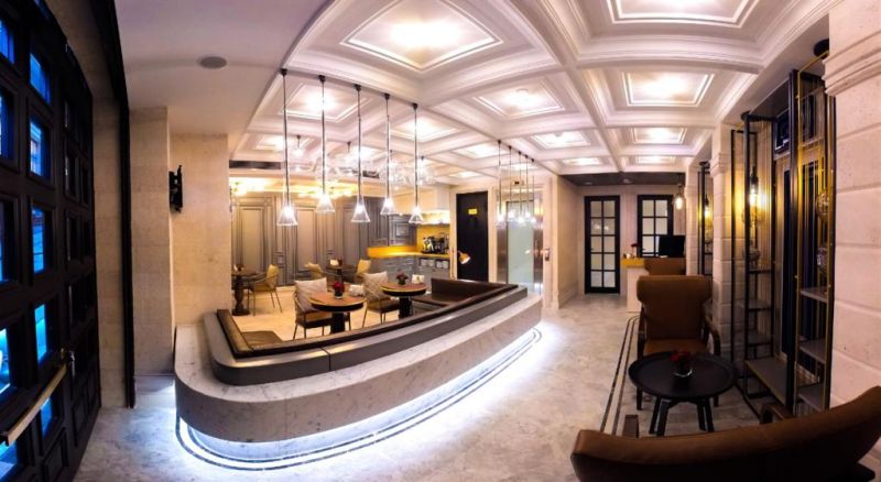 Maroon Tomtom Hotel 4*
